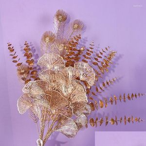 装飾的な花の花輪装飾的な花人工黄金のイチョウはユーカリプラスチックファンウェディングホームクリスマスデコラティdhx4mを去ります