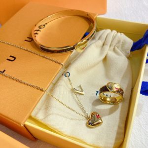 Designer halsbandsarmband set 18 guldring romantisk monogram läder hjärtarmband mode logotypringar