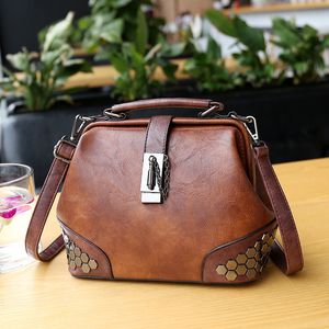 Partihandel damer axelpåsar retro fast färg läder handväskor gata personlig nit crossbody väska kontrast paljetter dekorativ modehandväska 2179