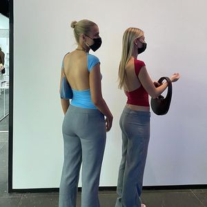 Düz renkli Y2K Kısa Kollu Açık Geri Kadın Çok yönlü giysiler 2023 Sıska Basic Yaz İnce Fit Seksi Tişört