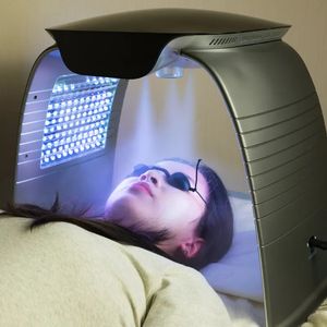 LED-Licht-Hautpflege-Therapiegerät Photonen-Gesichtsverjüngungsgerät Kaltsprüher 7 Farben LED-Gesichtsmaske-Lichttherapie für Spa-Salon und Heimgebrauch