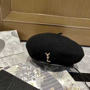 2024Berets Tasarımcı Top Kapakları Metal Marka Mektubu Bere İngiliz Moda İnce Sahte Peluş Örme Sanatçı Şapka Sonbahar Kış Kafesi Bud Şapka 8 Tarz Sıcak Şapka Düz Şapka Üstü