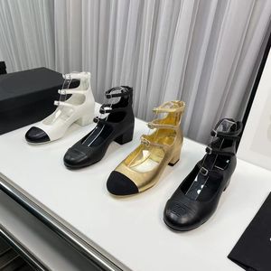 2023 designer di lusso sexy sandali con tacco a punta tonda classica da donna in vera pelle nero / bianco / oro fibbia in metallo decorazione cavigliera sandalo da donna scarpe con tacco quadrato