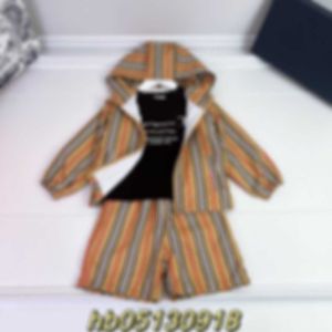 Conjunto infantil 23ss Conjunto de três peças Conjunto de três peças para meninos Primavera Nova camisa listrada para meninos Shorts de manga curta Jaqueta com capuz Conjunto de três peças Roupas infantis