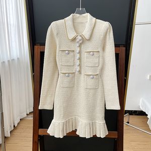 Selbstporträt einer gestrickten Frau mit langen Ärmeln aus Tweed