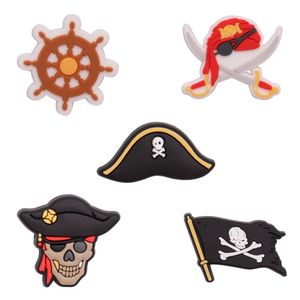 MOQ 20 Pcs PVC Dos Desenhos Animados Bandeira Pirata Chapéu Volante Sapato Charme Acessórios Decoração Fivela para Clog Pulseira Pulseira Presente de Festa