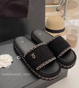 Sandali e pantofole di design di lusso da donna 2023 Summer Slope Heel Thick Bottom One Word Woven channel Slide Letters Casual Beach Pantofole con tacco medio da donna