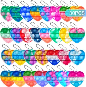 Mini chaveiro pop Pop Fidget Toy Lembrancinhas de festa de aniversário para crianças Brinquedos em massa Prêmios de sala de aula Coração Fidgets It Bubbles Poppers Estudantes Goodie Bag Stuffers Brinquedos para crianças