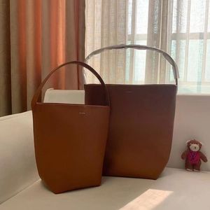 Designer The Row Bucket Bag Pequena, Grande e Versátil, Nova Bolsa Tote, Grande Capacidade, Ombro Único, Portátil, Couro, Preto, Marrom, Branco, Bolsas de Mão