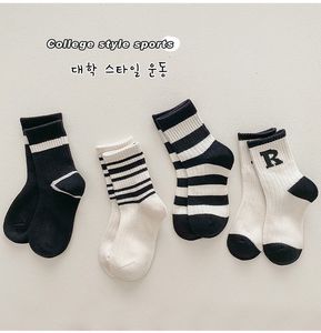 Дизайнерский дизайн, высококачественные новые модные хлопковые носки для маленьких мальчиков и девочек, молодежные черно-белые полосатые детские носки средней длины