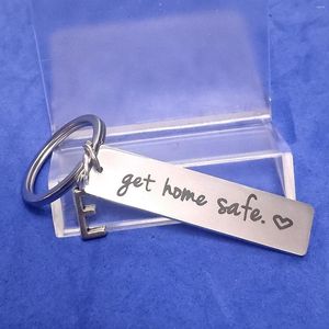 Keychains nyckelring för bilnycklar gåva komma hem säkert nyckelning diy valentin a-z 26 initialer födelsedag personlighet kreativt rostfritt stål