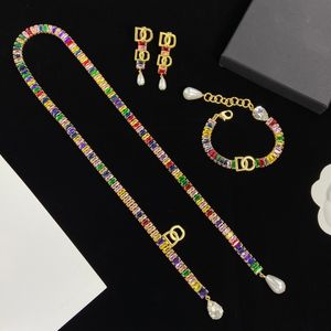 2023 nuova moda retrò collana bracciale orecchini diamante colorato senior sense semplice nicchia femminile elegante collana set regalo per le donne