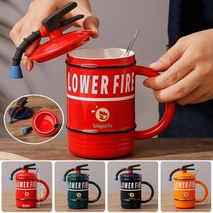 Tassen Kreative Keramiktasse Feuerlöscher Form Persönlichkeit Wasserflasche Home Office Kaffee mit Deckel Löffel Feuerwehrmann Perfektes Geschenk 231101