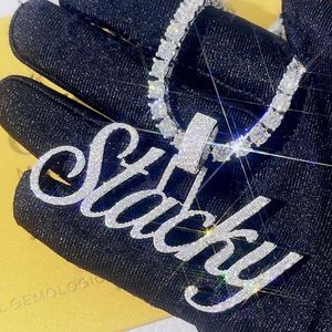 Ciondoli personalizzati di lusso con lettera corsiva carattere 925 argento placcato oro bianco incastonatura a mano ciondolo con nome diamante con catena da tennis per donna 231031