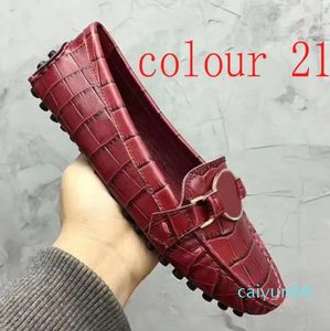 Männer Schuhe Sommer Bogen Strand Frauen Schuhe Leder Flache Metallschnalle Casual Sandalen Dame Brief Klassischer Mann Arbeitsschuh Braun Groß