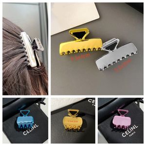 Luxur Designer Triangle Hair Clip 5.5cmx3cm varumärkesbokstavlegering hårklo hår smycken huvudkläder hårnål hårklipp hög kvalitet