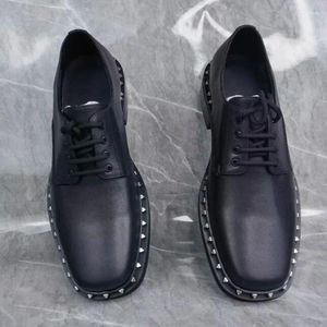 Elbise ayakkabılar siyah deri yüksek kaliteli bağcıklı kare ayak parmağı erkekler için resmi lüks perçin derbisi