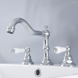 Rubinetti per lavabo da bagno Ottone cromato lucido Montato sul ponte Doppi manici Diffuso Miscelatore per lavabo a 3 fori Rubinetti per acqua Mnf972