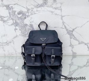 Högkvalitativ designer klassisk unisex nylonpåse axelväska handväskor mer svart triangelskylt metall dragkedja påse lutande axel resor