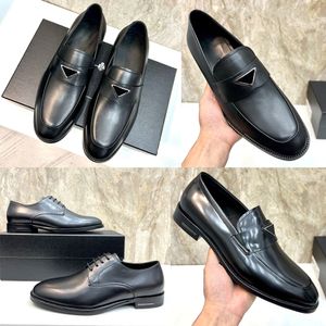 Mocassins de couro escovado Banda com logotipo triangular de metal esmaltado sapatos masculinos de negócios sapatos clássicos de couro de vaca de alta qualidade tamanho grande 38 46