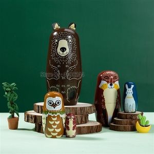 Dockor 5 lager Brown Bear Girls Matryoshka Doll Wood Snowman Russian Nesting Kids Birthday Christmas Chiles Day Gift Toy 231031