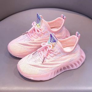 Sneakers babyskor barn sneakers mode sandaler fluorescerande ensam sport tennis som kör avslappnade lägenheter andningsbara tjejer skor 231102