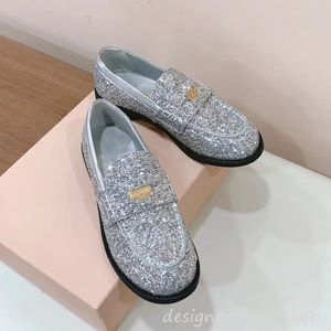 2J06 Lüks Tasarımcı Elbise Ayakkabı Klasik Kristal Desenli Cowhide Kadın Loafers Miumiu Bahar Kadınları Miuimiui Düz Moda% 100 Deri İş Ofisi Akşam Ayakkabı