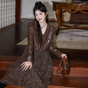 Повседневные платья Байкерская кожаная куртка Женская 2023 Корейский стиль Дизайн Нишевое свободное платье с длинными рукавами