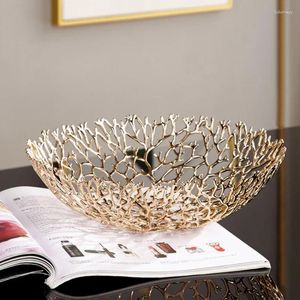 Tallrikar Moderna bröllopsmetall Ljus Luxury Golden Dry Fruit Plate Decoration Tray Hollow For Home Gitfs