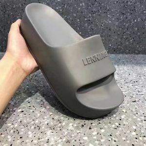 Designer Kvinnor Sandaler tjocka botten tofflor klassiska svartrockgrå blå platt tofflor badrum läder tryck kvinna flip flops lyx pantoufles sandal glider 35-42