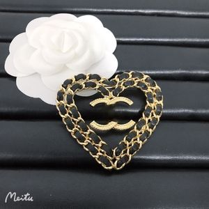 Luxury Women Men Designer Brand Letter Brooches Gold Plated Black Leather Heart High Quality Jewelry Brooch Pin Marry Christmas Party Gift Accessorie Back Stamp