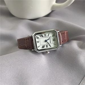 Kvinnors klockor Retro Classic Casual Quartz Dial Leather Strap Band Rectangle Clock Fashionable Wrist for Women L231101