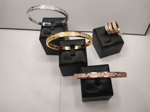 oro argento Elegante bracciale rigido Set di braccialetti di trifoglio Moda piena di gioielli con diamanti per uomo Donna fidanzata Coppia Festa nuziale Regali di tutti i giorni Qualità cool