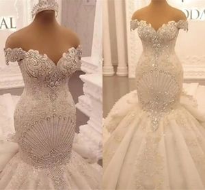 Abiti da sposa a sirena in pizzo con applicazioni di lusso 2024 Abiti da sposa eleganti in raso arabo Dubai con spalle scoperte in cristallo senza schienale