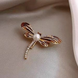 Delicate Tree Leaf Feather Shape Brooch Rhinestone Hollow Plant Brooches Temperament Female Scarf Collar Lapel Buckle Pin Jewelr 1335