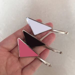 2023 Metal Triangle Womens Hair Clip Classic P Letter Stamp Women Girl Triangle Letter Barrettes Fashion Hårtillbehör CSG23110211