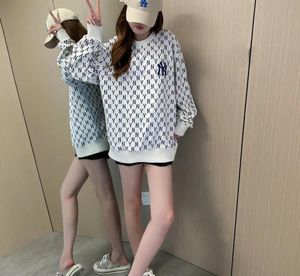 女性のパーカースウェットシャツデザイナーセーターChaopai韓国語バージョンルーズフィッティングラウンドネックセーターとトレンディなスポーツとカジュアルのカジュアルビンテージフルプリント