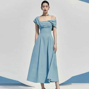 Взлетно -взлетно -посадочная пленка Блю Блю платье элегантное женское асимметрия Диагональный воротник с коротки