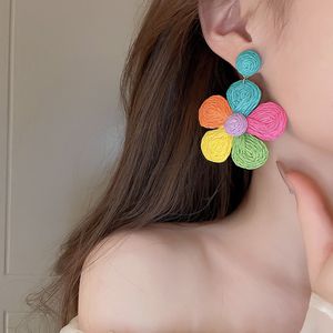 Orecchini a forma di fiore in corda intrecciata colorata. Ciondolo per orecchio stile giovanile estivo. Orecchini a bottone versatili per ragazze, orecchini carini da regalo per donna