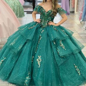 Lüks Emerald Green V-Neck Quinceanera Elbise 2024 Parti elbisesi prenses dantel aplikeler 16 yıl boyunca omuzdan boncuklar