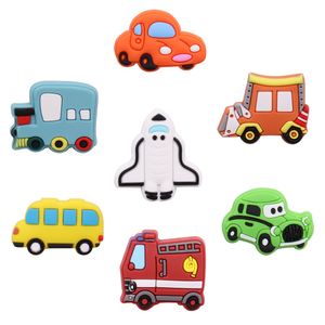 MOQ 20st PVC Cartoon Cars Rockets Bussar Train Rescue Shoe Decoration Charm Buckle Accessories Tappstift Knappar Dekorationer för band Armband