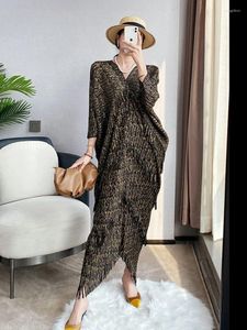 Casual Dresses Miyake Pleated Spliced Tassel Dress V-Neck Batwing Sleeve Long Spring Summer 2023 Elegant Women Fashion Plus Size Clothes