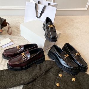 Tasarımcı Ayakkabı At Bitlik Toka Sıradan Ayakkabı Premium Deri Loafers Kadınlar ARC DE TRIOMPHE LOAFERS GOLD TOPLU DAVA DAĞLARI KAPAKLARI KAYA KAYAK KAYA