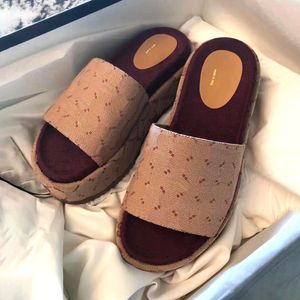 toppkvalitet sommarstrandplattform skor toffel sandal utomhus inomhus kvinnors sandale duk designer skjutreglage 4 färger glider brokar med låda mule casual skor