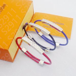 Pulseira de Couro Moda com V Letra Moeda Gravada Pulseira de Aço Inoxidável Homem Mulheres Amor Jóias Pulseira Sem Caixa