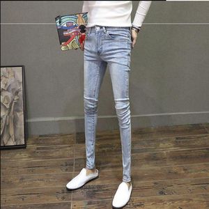 Jeans da uomo Estate 2023 Piedi sottili skinny di colore chiaro Tendenza elastica Coreano High-end Casual Sottile Adolescenti Pantaloni a matita da uomo