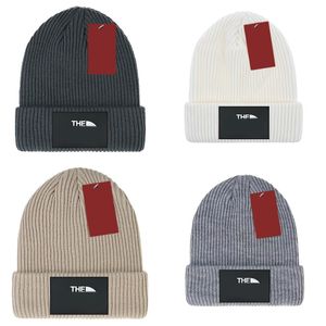 Cappelli a cuffia autunno inverno berretto con teschio bianco nero moda berretto con teschio lavorato a maglia berretto di lana con risvolto all'aperto caldo e confortevole lettera frontale patch fa04