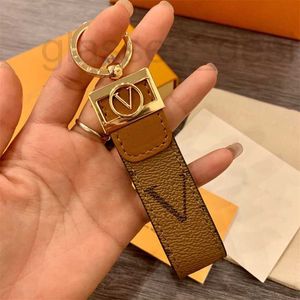 Nyckelringar Lanyards Designer Brand Key Holder Letter Keychins Buckle Leather Lovers Car Old Flower Bag Pendent Accessories Uany