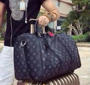 Şimdi lüks moda erkek kadınlar yüksek kaliteli seyahat duffle çantaları marka tasarımcı bagaj el çantaları kilit kapasiteli spor çantası boyutu 54cm