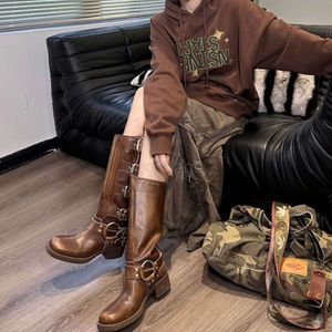 Miui e sapato doméstico genuíno e legal de couro doce salto grosso botas de cano alto manga quadrada botas de motociclista femininas botas jeans ocidentais marrons LVQB